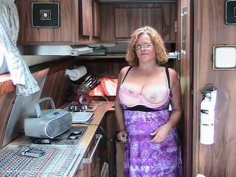 Voksen canadisk lyshåret Misha Milf viser sine store bryster og leger med sin fisse