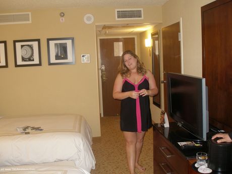 成人群交媽媽的陰部被舔舐並被三人組幹