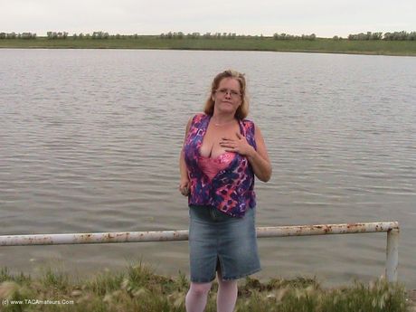 曲線美のカナダ人MILFミシャ・ミルフは彼女の巨大なおっぱいを誇示し、屋外で彼女のパイパンの猫をおもちゃで遊ぶ