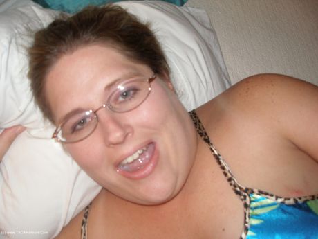 Gorgeous american Cougar Gangbang Momma gets her pussy licked and fucked in a hotel room