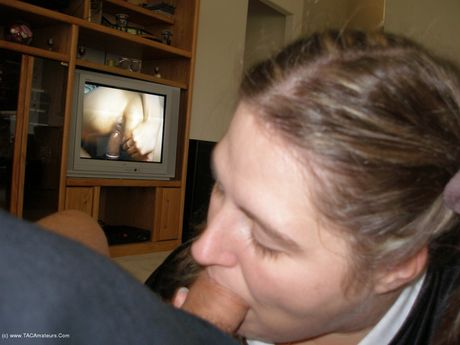 Aged woman Gangbang Momma gets her pussy plugged