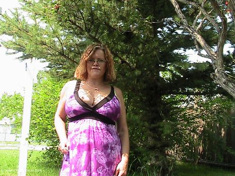 Blond canadisk MILF Misha Milf præsenterer sine fantastiske bryster og spreder sin fisse udendørs