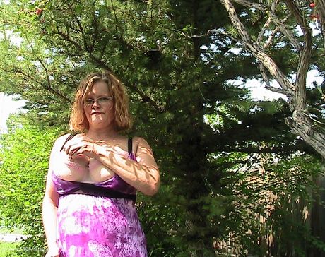 Blond canadisk MILF Misha Milf præsenterer sine fantastiske bryster og spreder sin fisse udendørs