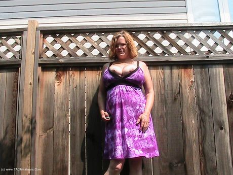 Blond canadisk MILF Misha Milf præsenterer sine fantastiske bryster og spreder sin fisse udendørs