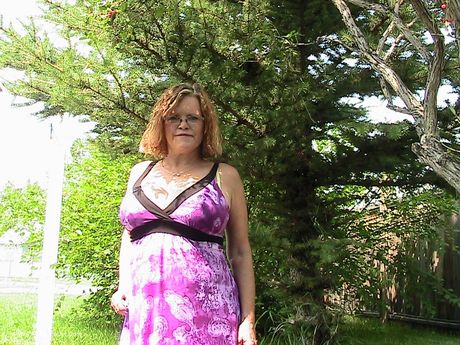 Blond canadisk MILF Misha Milf præsenterer sine fantastiske bryster og spreder sin fisse udendørs