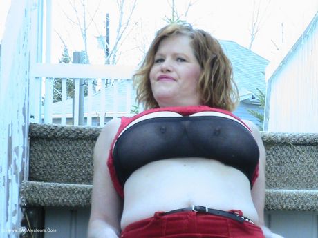 見事なカナダのMILFミシャ・ミルフはブーツを脱いで屋外で彼女の猫をおもちゃにします