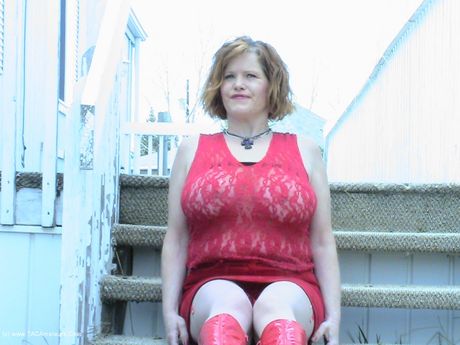 Fantastisk canadisk MILF Misha Milf stripper til sine støvler og leger med sin fisse udendørs