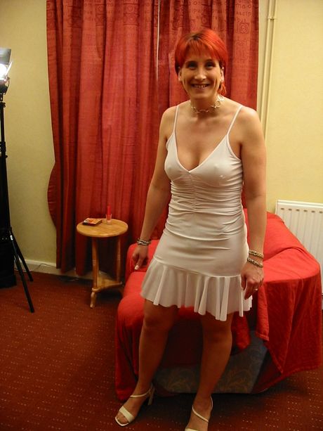 紅髮熟婦猩紅色寶貝被黑人舔陰部