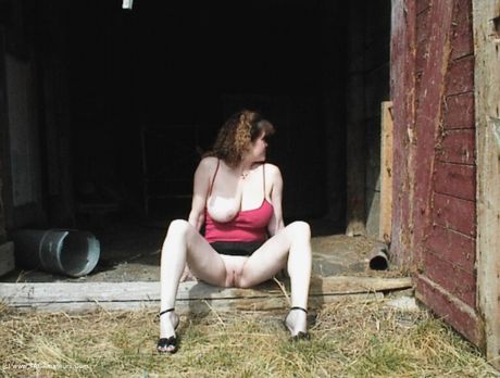 熟女ミシャ・ミルフは、屋外でヌードをポーズする前に、彼女の素晴らしいラックとお尻を明らかにします