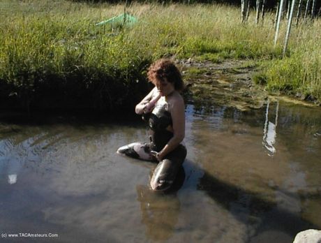 Lækker canadisk MILF Misha Milf bliver nøgen i bushen før et mudderbad