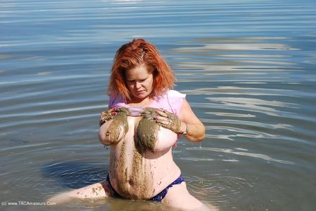 赤毛のカナダ人熟女ミシャ・ミルフがハイヒールを脱いで素晴らしい胸を披露