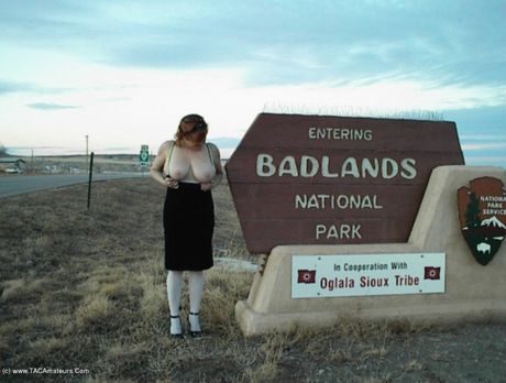 Sexet canadisk MILF Misha Milf viser sine store bryster og røv frem, før hun onanerer