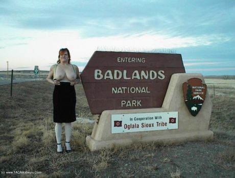 Sexet canadisk MILF Misha Milf viser sine store bryster og røv frem, før hun onanerer