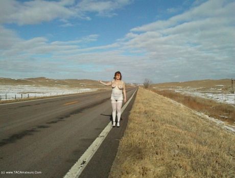 Sexet canadisk MILF Misha Milf viser sine store bryster og røv frem, før hun onanerer