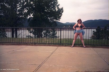 Sexet canadisk MILF Misha Milf viser sine store bryster og røv frem, før hun onanerer