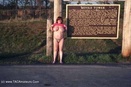 Sexet canadisk MILF Misha Milf viser sine store bryster og røv frem, før hun onanerer