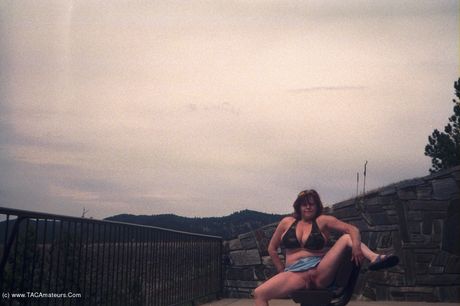 Sexet canadisk MILF Misha Milf viser sine store bryster og røv frem, før hun onanerer