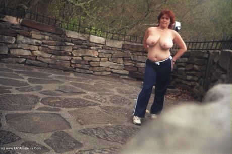 Sexet canadisk MILF Misha Milf viser sine store bryster og røv frem, før hun onanerer