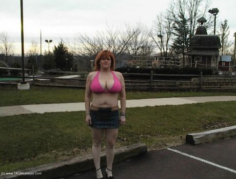 Sexet canadisk MILF Misha Milf viser sine store bryster og røv frem, før hun onanerer