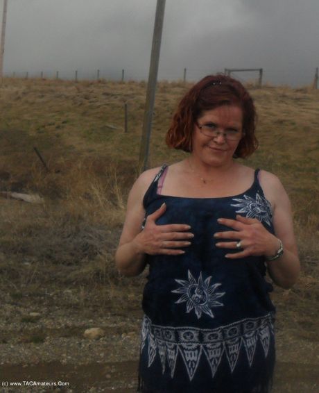 Fantastisk canadisk moden Misha Milf stripper nøgen og viser sine store bryster udendørs