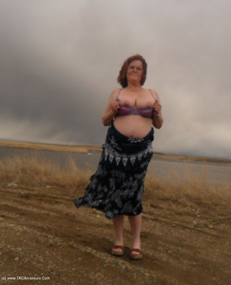 Fantastisk canadisk moden Misha Milf stripper nøgen og viser sine store bryster udendørs