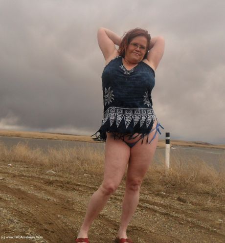 Fantastisk canadisk moden Misha Milf stripper nøgen og viser sine store bryster udendørs