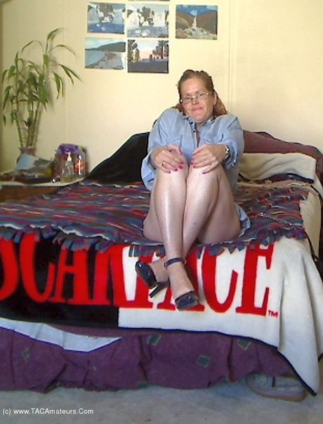 赤毛のカナダ人MILFミシャ・ミルフは彼女の大きなラックを披露し、彼女の猫をおもちゃで遊ぶ