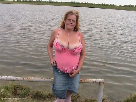 Ældre canadisk dame Misha Milf stripper ned til hælene før en fisketur