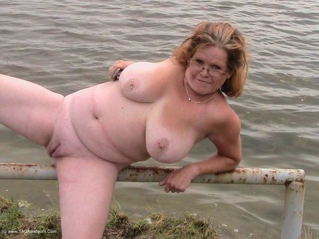 Aged canadian lady Misha Milf strips to her heels before a fishing trip