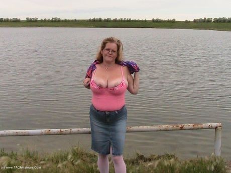 Ældre canadisk dame Misha Milf stripper ned til hælene før en fisketur