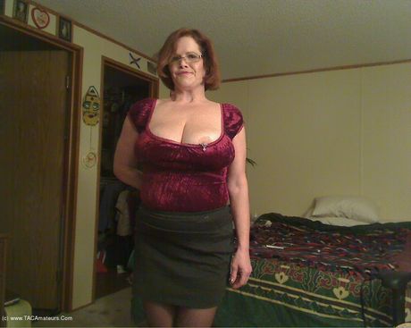 巨乳のカナダ人ママ、ミシャ・ミルフが大きな胸を披露し、パイパンのオマンコを広げる