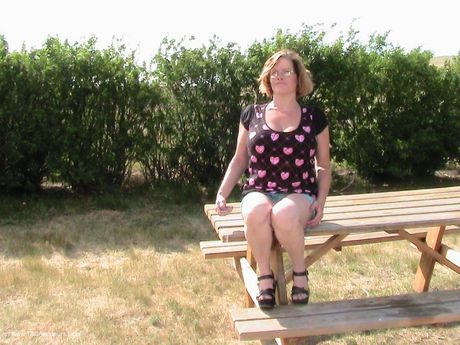 曲線美のカナダ人熟女ミシャ・ミルフは服を脱ぎ、屋外で大きな胸を披露する