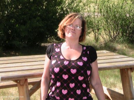 曲線美のカナダ人熟女ミシャ・ミルフは服を脱ぎ、屋外で大きな胸を披露する