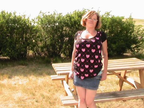 曲線美のカナダ人熟女ミシャ・ミルフは服を脱ぎ、屋外で大きな胸を披露する