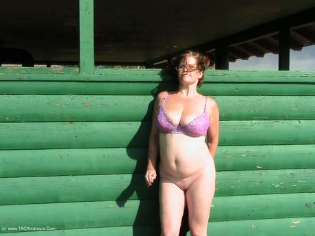 曲線美のカナダ人熟女ミシャ・ミルフは服を脱ぎ、屋外で大きな胸を披露する