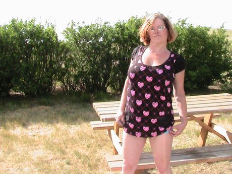 曲線美のカナダ人熟女ミシャ・ミルフは服を脱ぎ、屋外で大きな胸を披露する