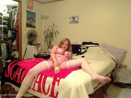 曲線美のカナダ人ママ、ミシャ・ミルフは大きな胸を披露し、ディルドでオマンコを弄ぶ