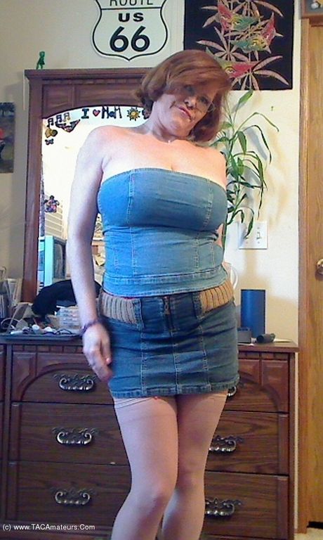 Aged canadian lady Misha Milf strips to her stockings before a finger fuck