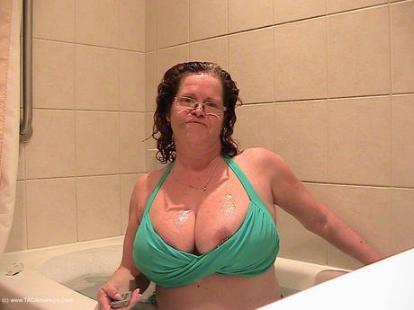 曲線美のカナダ人ママ、ミシャ・ミルフはオナニーする前に彼女の大きなラックとお尻を披露します