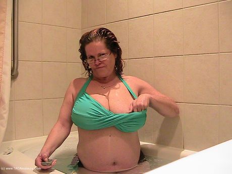 曲線美のカナダ人ママ、ミシャ・ミルフはオナニーする前に彼女の大きなラックとお尻を披露します