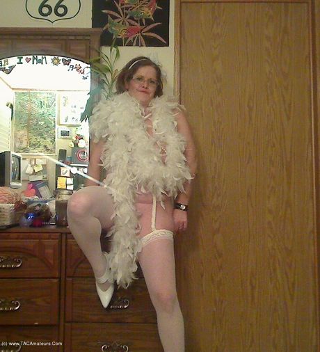 高齢のカナダ人女性、ミシャ・ミルフが素晴らしいおっぱいを披露し、白いストッキングでポーズをとる