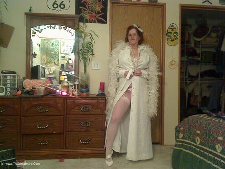 Ældre canadisk dame Misha Milf afslører sine fantastiske bryster og poserer i hvide strømper