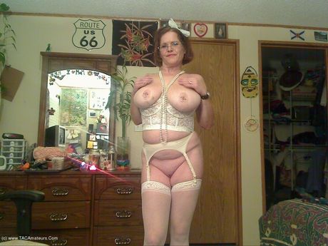 高齢のカナダ人女性、ミシャ・ミルフが素晴らしいおっぱいを披露し、白いストッキングでポーズをとる