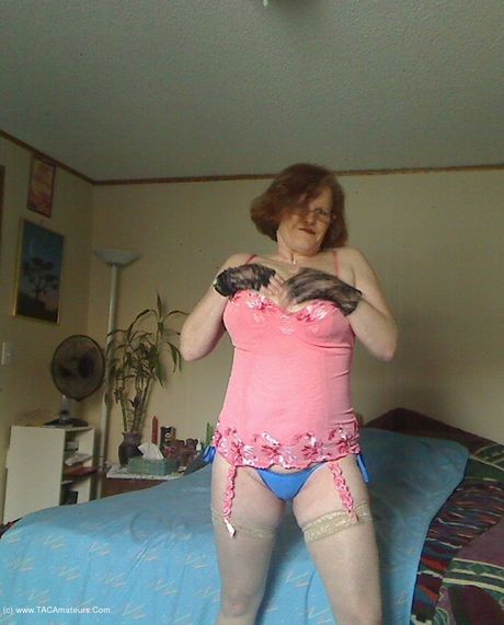 赤毛のカナダ人MILFミシャ・ミルフは彼女の大きなラックを明らかにし、ソロで彼女の裸の姿を明らかにします