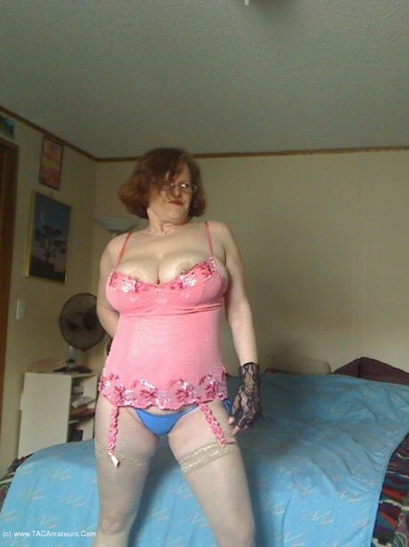 赤毛のカナダ人MILFミシャ・ミルフは彼女の大きなラックを明らかにし、ソロで彼女の裸の姿を明らかにします