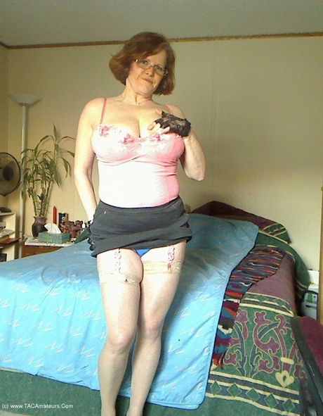 赤毛のカナダ人MILFミシャ・ミルフは彼女の大きなラックを明らかにし、ソロで彼女の裸の姿を明らかにします