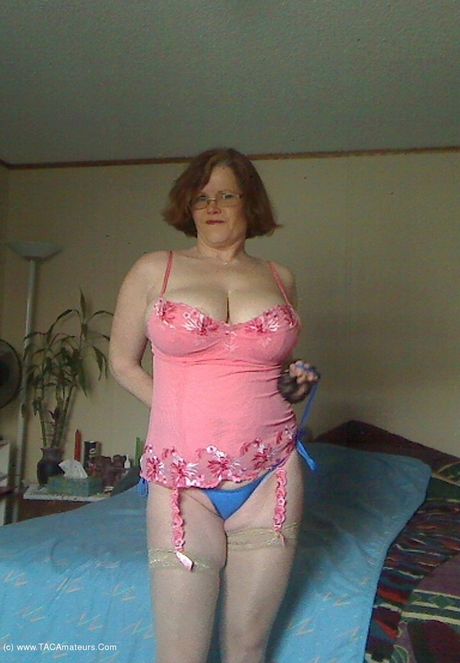 赤毛のカナダ人MILFミシャ・ミルフは彼女の大きなラックを明らかにし、ソロで彼女の裸の姿を明らかにします