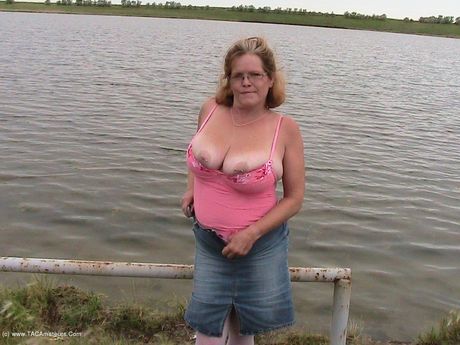 カナダの成人女性、ミシャ・ミルフは庭で裸になる前にハイヒールを脱ぐ