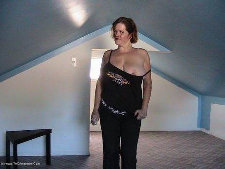 ミーシャ・ミルフは大きなおっぱいを誇示し、ソロで指で自分を弄ぶ