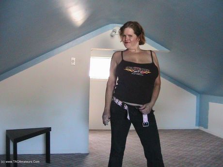 ミーシャ・ミルフは大きなおっぱいを誇示し、ソロで指で自分を弄ぶ